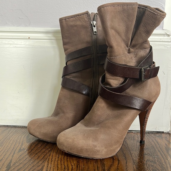 CYNTHIA VINCENT Oiled Leather heeled boots with wrap buckle SIZE 7.5 - Picture 1 of 4